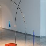 La piedra y la pluma, 2020. Glass, silver, inscription, metal and seawater, 70x140x210 cm
