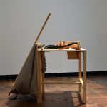 Máquina neumática, 2017. Wood, faux-leather, pottery and cane, 80x80x80 cm