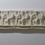Hierro o rey (friso), 2024. Ceramic plaster, 30 x 120 x 6 cm