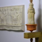 Alarcón Criado. Alegría y Piñero. A madera haré dama, 2024. Hierro, cerámica y madera.1B