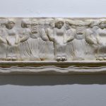 A madera haré dama (friso), 2024. Alegría y Piñero. Ceramic plaster, 30 x 120 cm