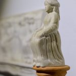 A madera haré dama (dama), 2024. Alegría y Piñero. Ceramics and wood, 27 x 11 cm