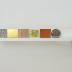 No lian, ata la pata, tocaré toro, haya nota "la", "sol" (detail),  2024. Alegría y Piñero. slab, brass, beech, gold, terracotta, can lid, nylon, 36 x 160 x 28 cm