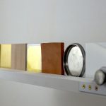 No lian, ata la pata, tocaré toro, haya nota "la", "sol" (detail),  2024. Alegría y Piñero. slab, brass, beech, gold, terracotta, can lid, nylon, 36 x 160 x 28 cm
