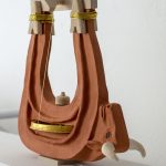 No lian, ata la pata, tocaré toro, haya nota "la", "sol" (detail),  2024. Alegría y Piñero. slab, brass, beech, gold, terracotta, can lid, nylon, 36 x 160 x 28 cm