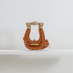 No lian, ata la pata, tocaré toro, haya nota "la", "sol" (detail),  2024. Alegría y Piñero. slab, brass, beech, gold, terracotta, can lid, nylon, 36 x 160 x 28 cm