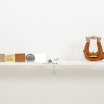 No lian, ata la pata, tocaré toro, haya nota "la", "sol" , 2024. Alegría y Piñero. slab, brass, beech, gold, terracotta, can lid, nylon, 36 x 160 x 28 cm