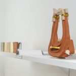 No lian, ata la pata, tocaré toro, haya nota "la", "sol" (detail),  2024. Alegría y Piñero. slab, brass, beech, gold, terracotta, can lid, nylon, 36 x 160 x 28 cm