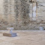 Sin título, 2020. Mercedes Pimiento. Unfired earthenware and granite. 50x86x50cm