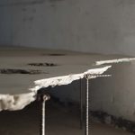 Es un cuerpo, 2022. Mercedes Pimiento. Cement, steel and plant debris. 45x300x375cm